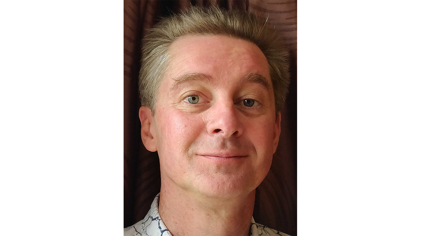 1575390102892-headshot-center