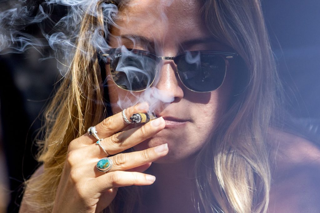 Une femme qui fume un joint