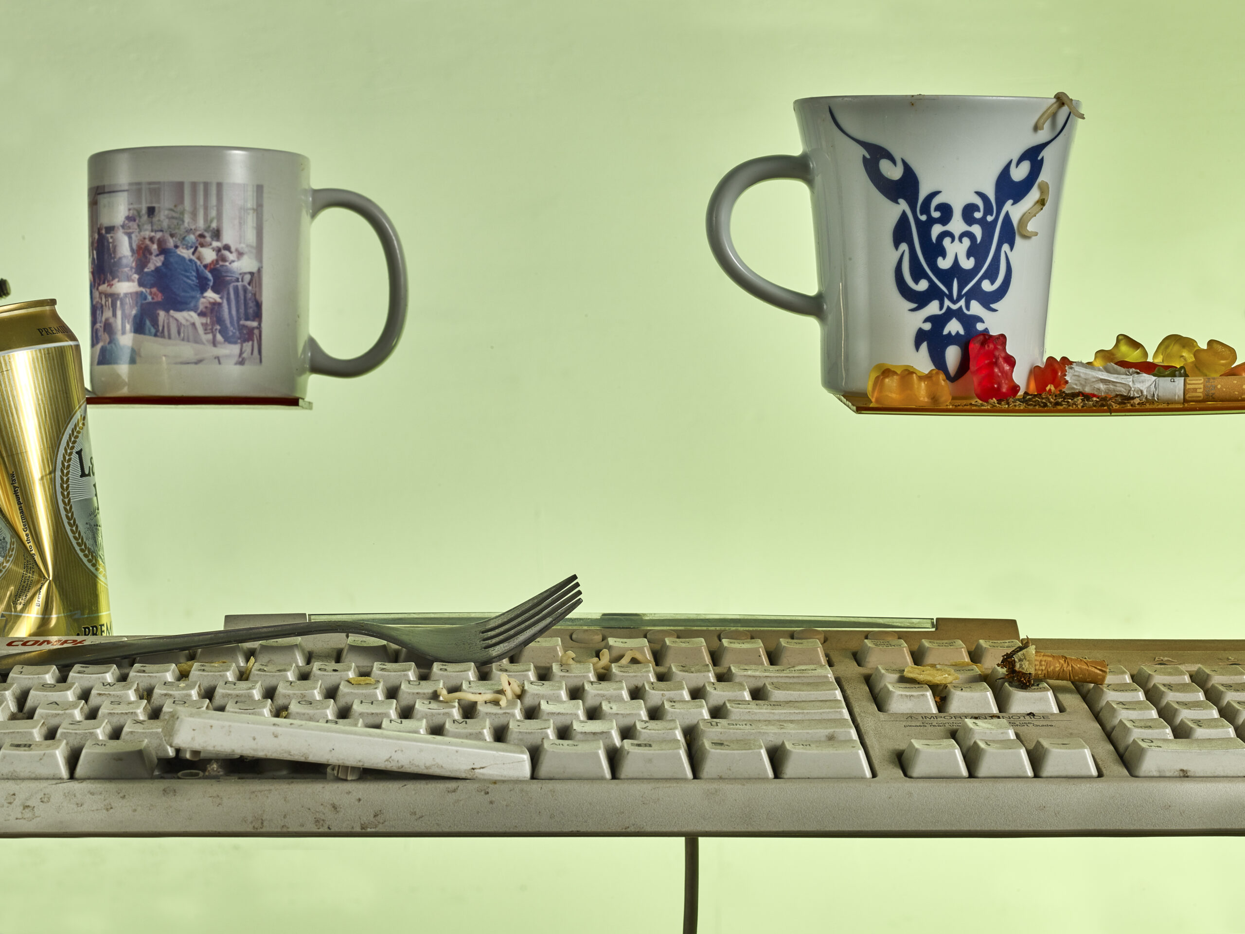 Champagne uit een mok