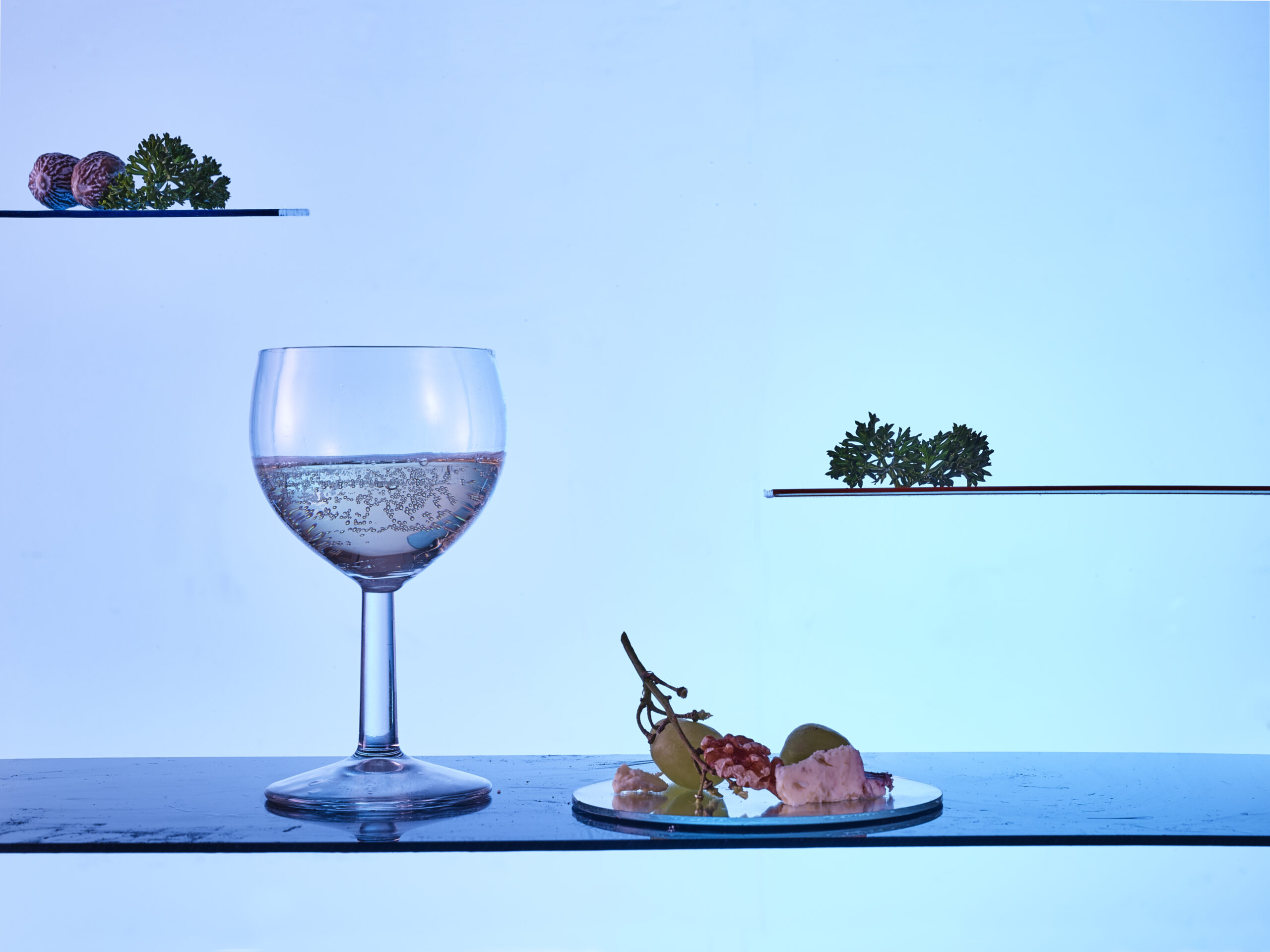 Champagne uit een wijnglas