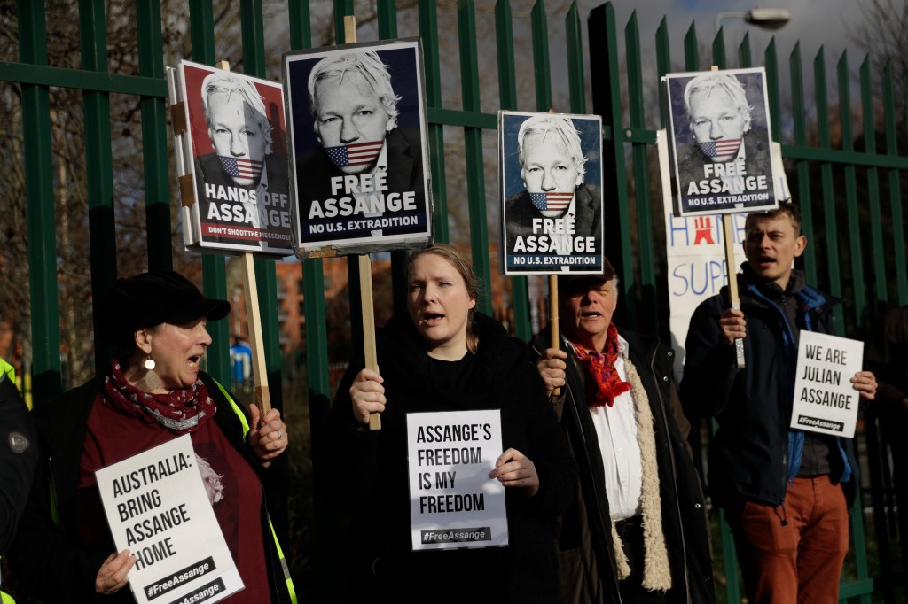 julian assange prison