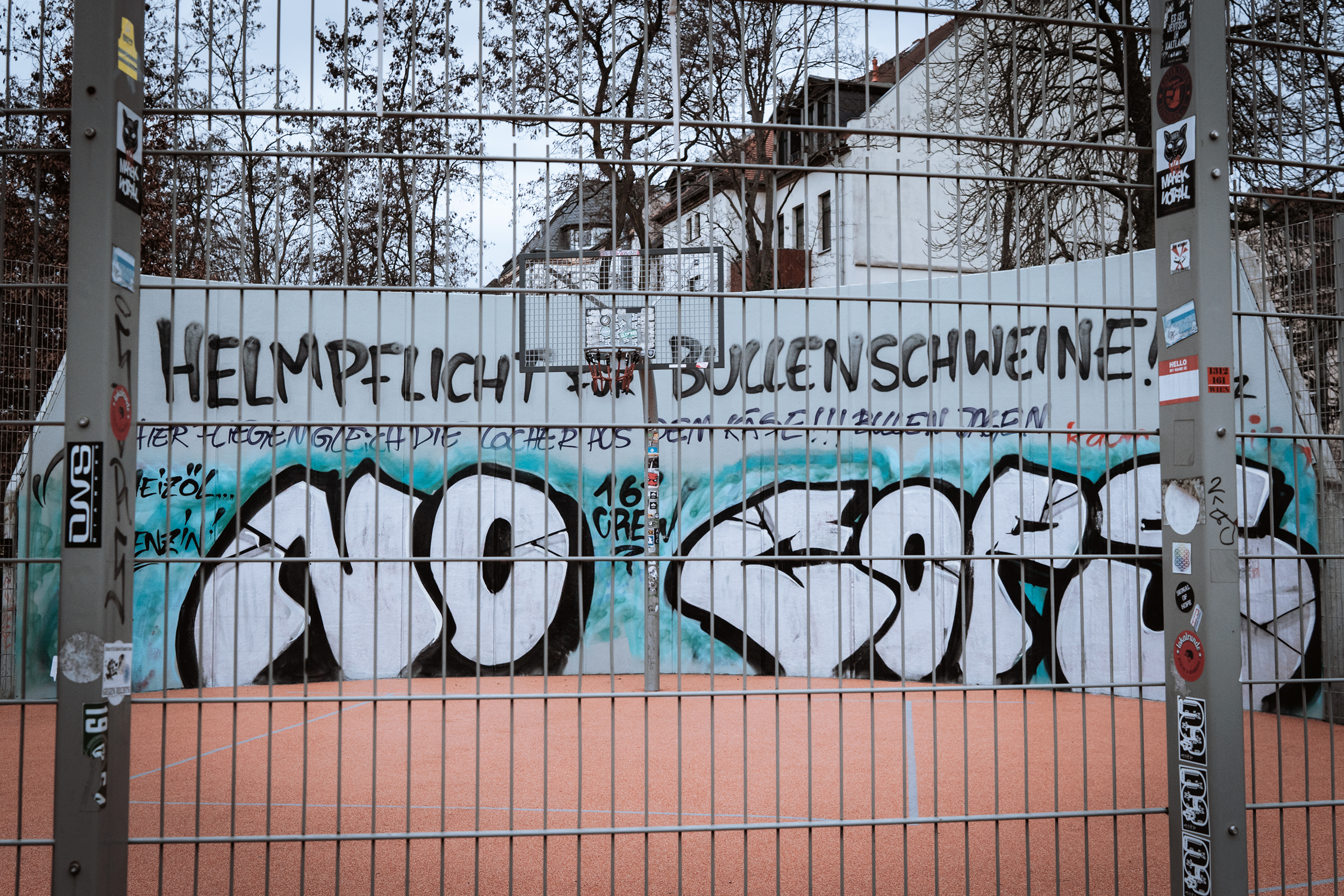 Leipzig Connewitz Graffiti Kreuz Streetballplatz Helmpflicht für Bullenschweine