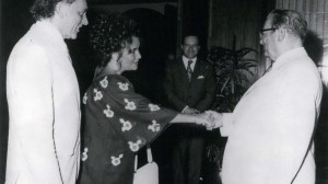 Foto jadul Tito menjamu para tamu