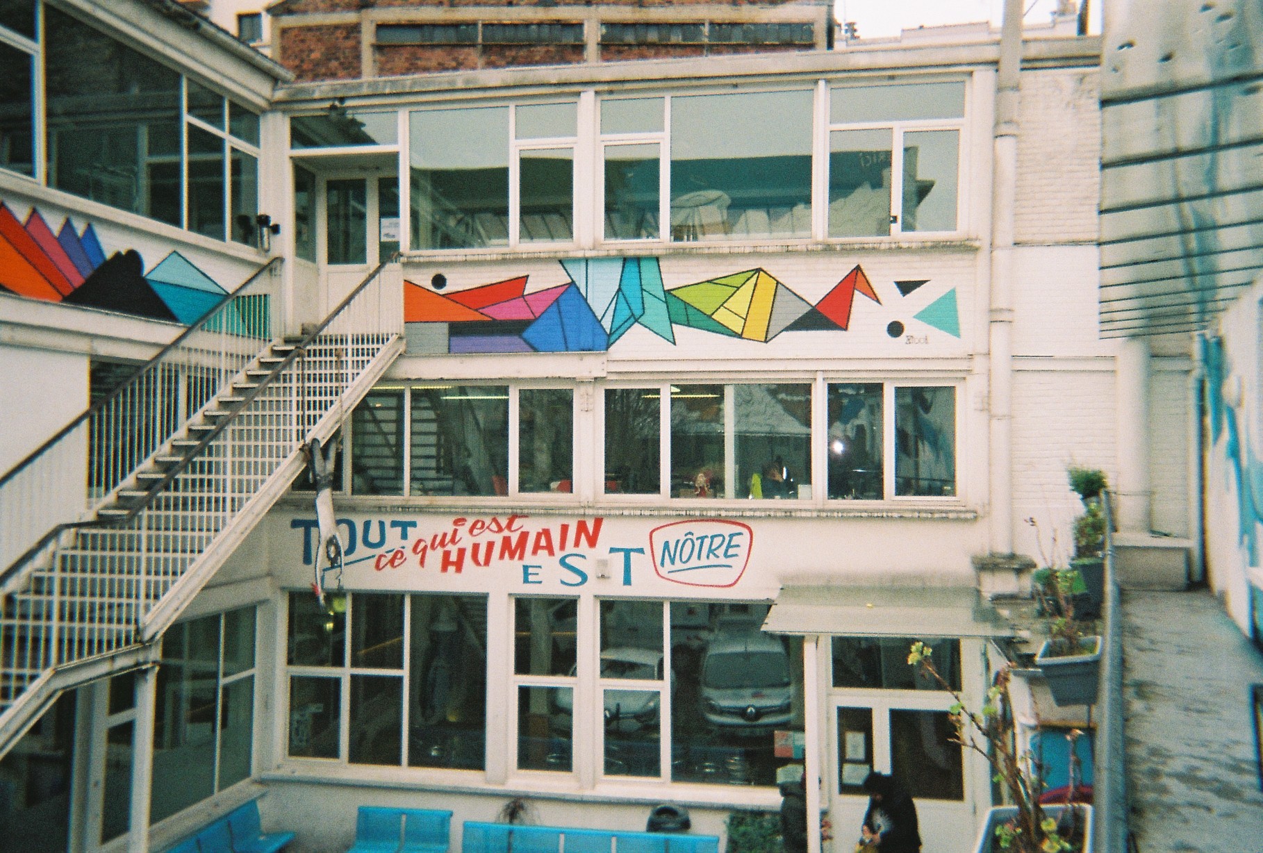 « Tout ce qui est humain est nôtre » est le slogan du Secours populaire depuis 1938.