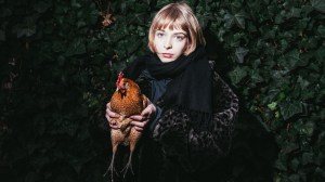 Autorin Anna Dreussi hat sich ein Huhn gekauft.