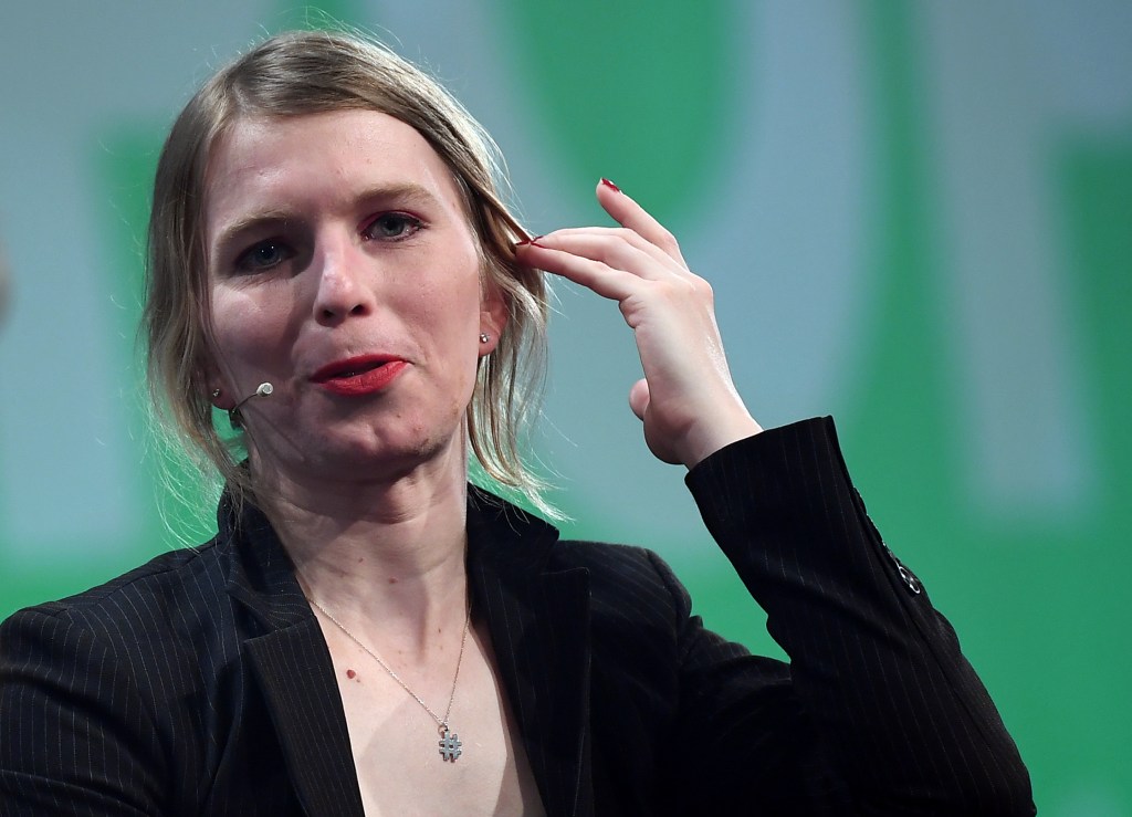 chelsea manning suicide prison