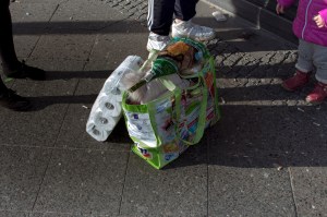Klopapierpackung und Einkäufe in Berlin
