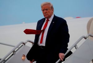 Presiden Donald Trump turun dari pesawat Air Force One