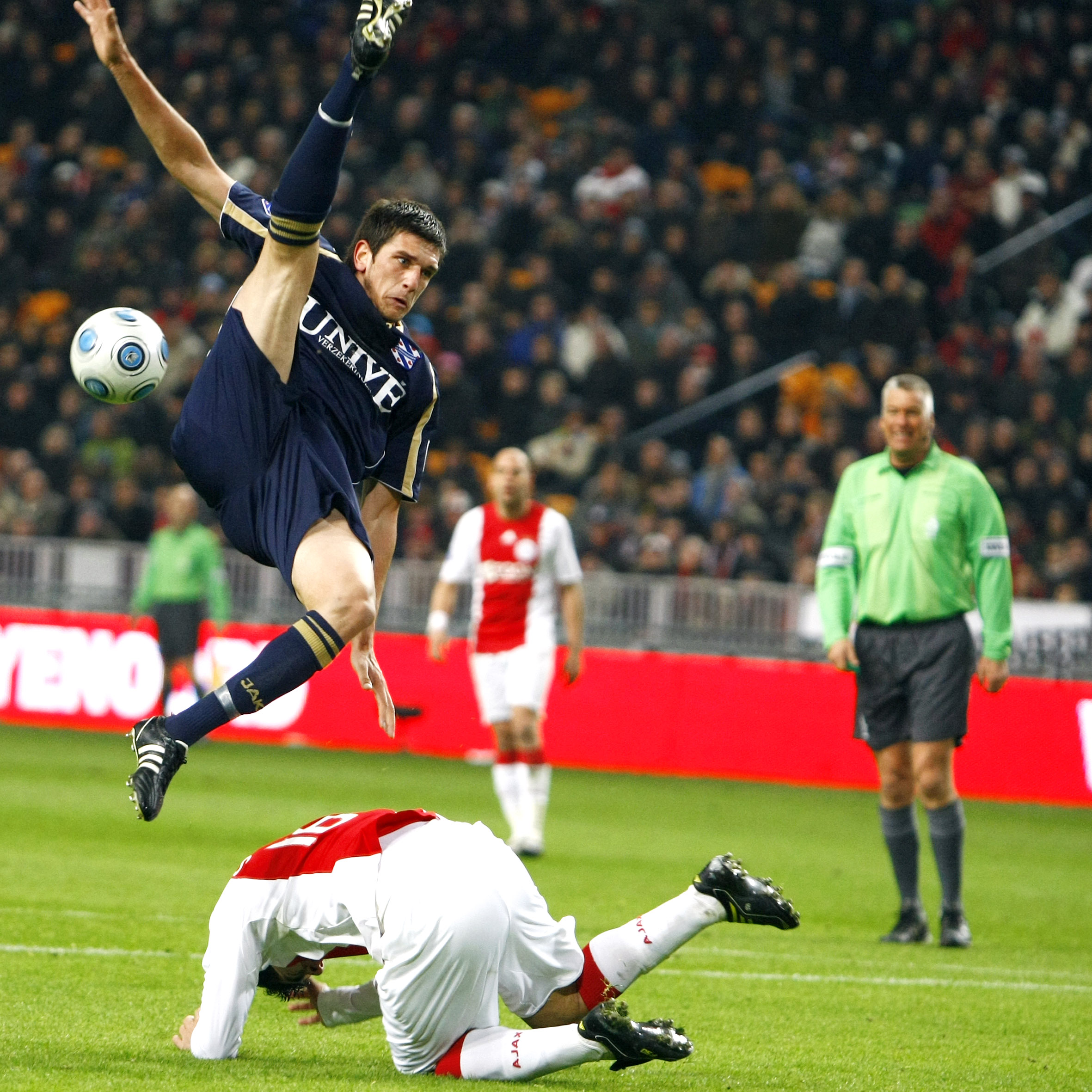 Goran Popov in duel met Luis Suárez.