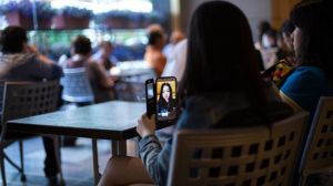 Gugus Tugas Covid-19 Indonesia imbau Warga Jangan Ngobrol Saat Makan di Restoran