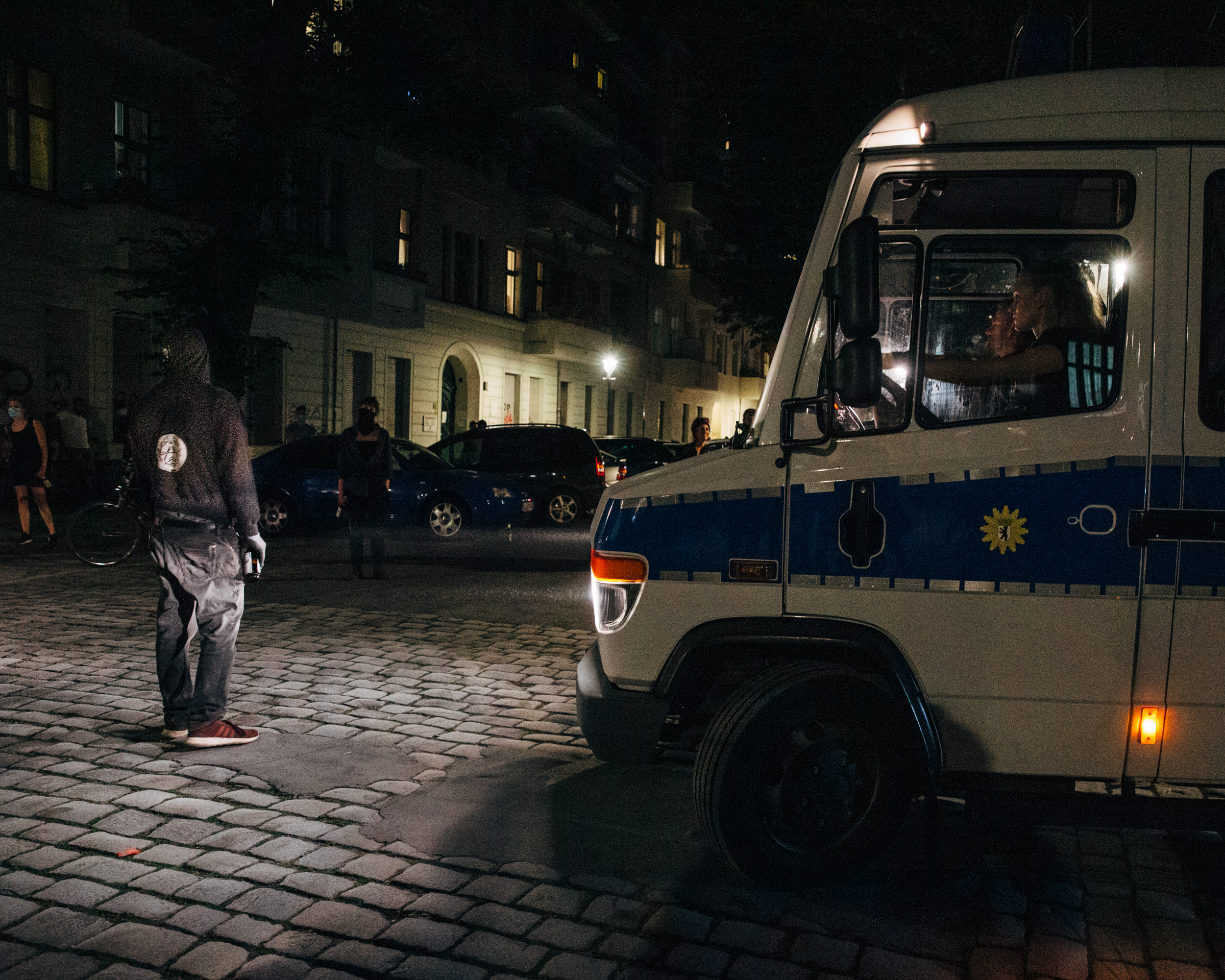Ein Mannschaftswagen scheint einen Demonstranten an