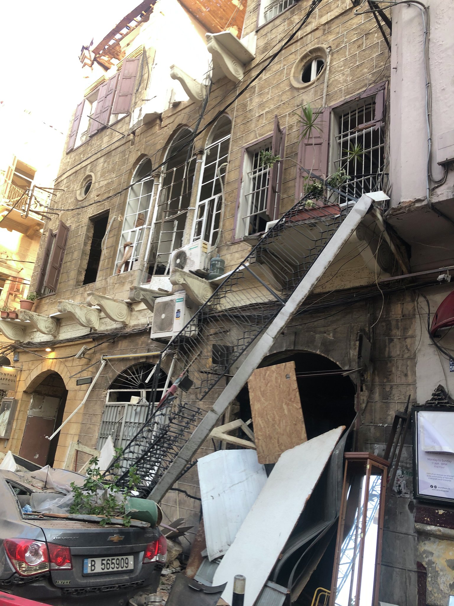 البلكون وقع عالسيارة مع الزريعات. من الجميزة.jpg