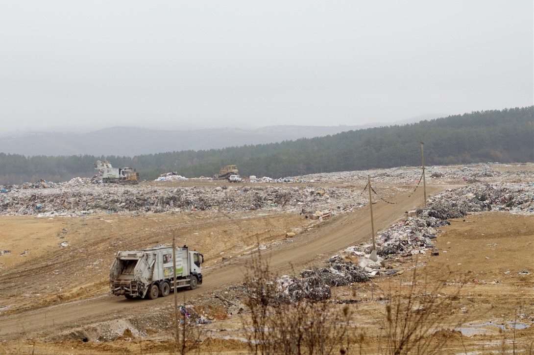 Un camion à ordures se fraye un chemin jusqu'à Drisla. Photo publiée avec l'aimable autorisation de Jana Cholakovska