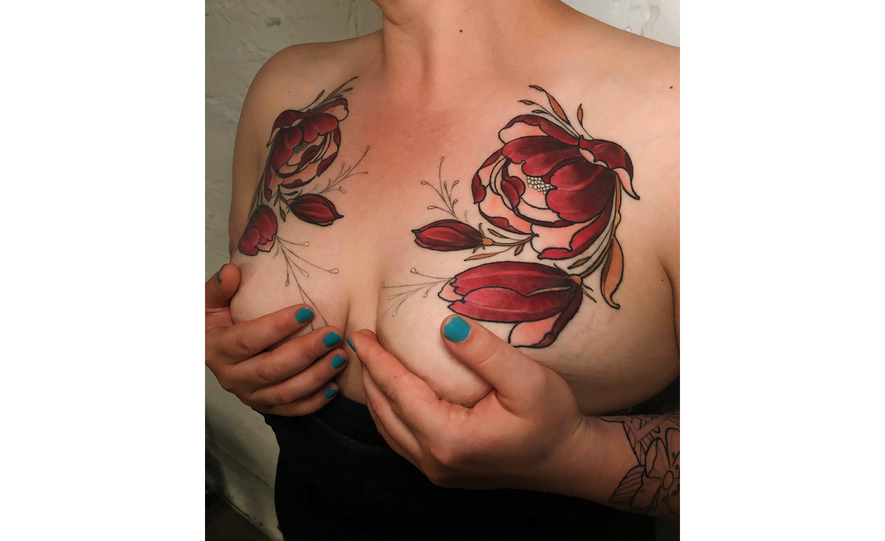 Instagram-Upload von Jen Tonic: Eine Frau zeigt ihre Tätowierung und verdeckt ihre Brüste