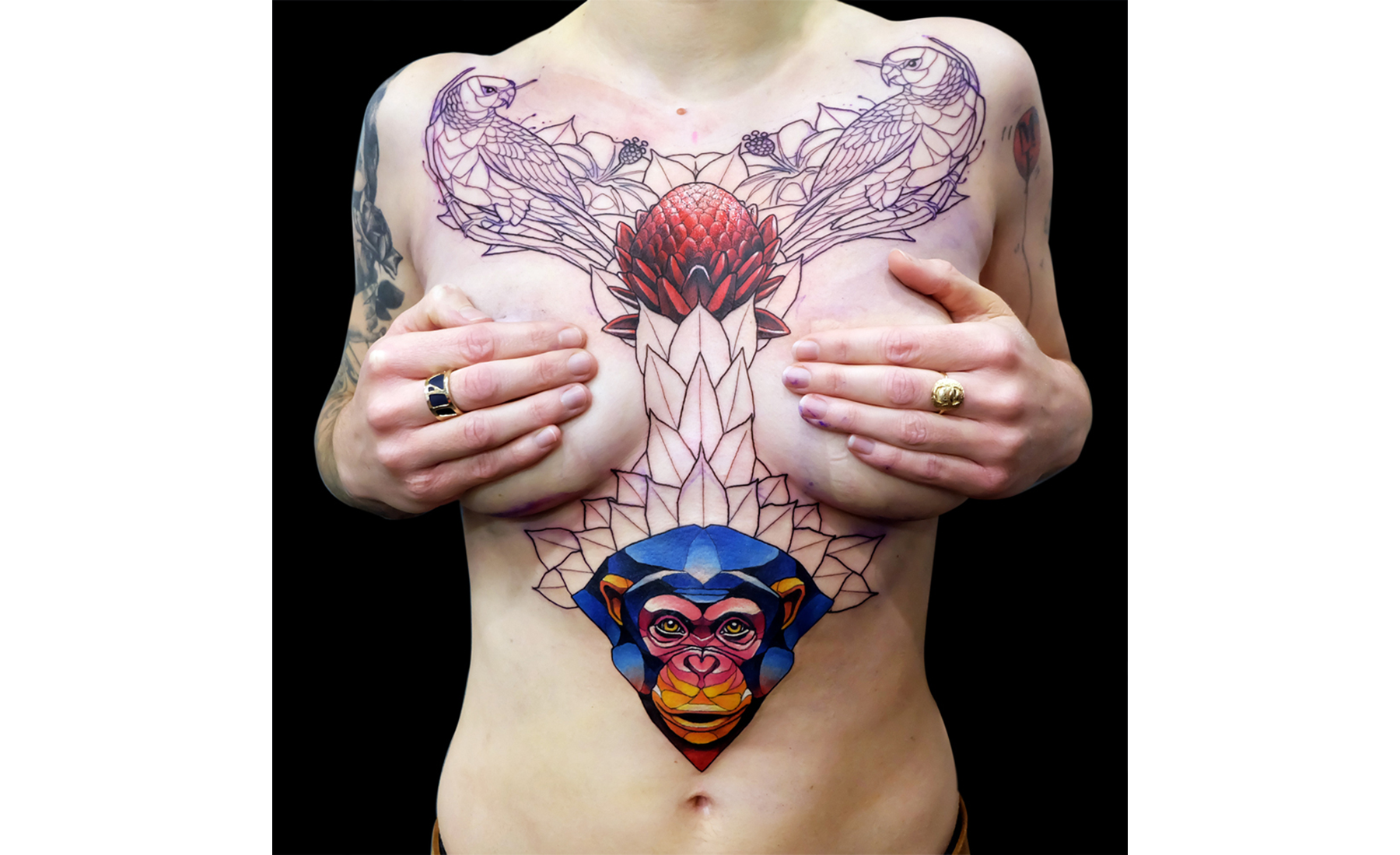 Instagram-Upload von Dusty Brasseur: Eine Frau zeigt ihre Tätowierung und verdeckt ihre Brüste