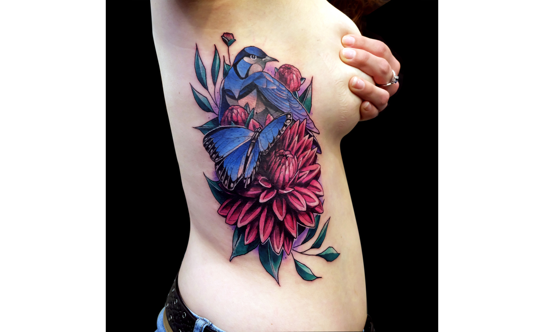 Instagram-Upload von Dusty Brasseur: Eine Frau zeigt ihre Tätowierung und verdeckt ihre Brüste