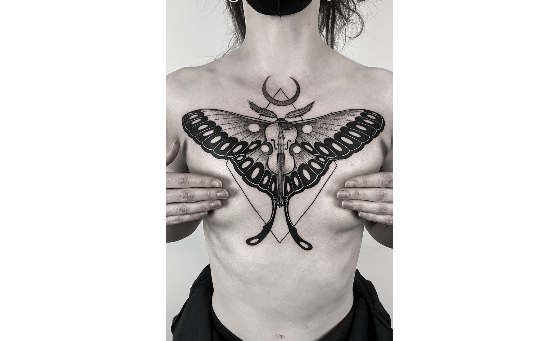 Instagram-Upload von Marvin Fitzner: Eine Frau zeigt ihre Tätowierung und verdeckt ihre Brüste