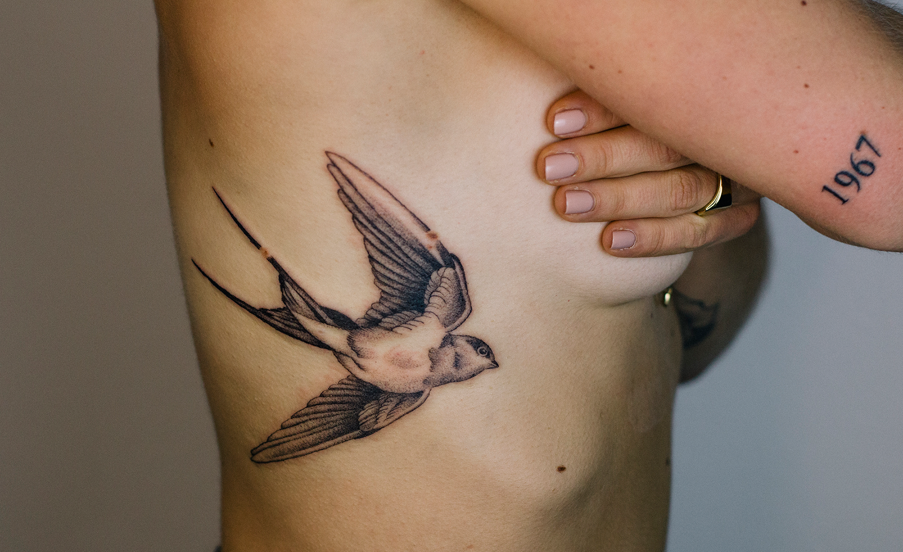 Instagram-Upload von Caro Walch: Eine Frau zeigt ihre Tätowierung und verdeckt ihre Brüste