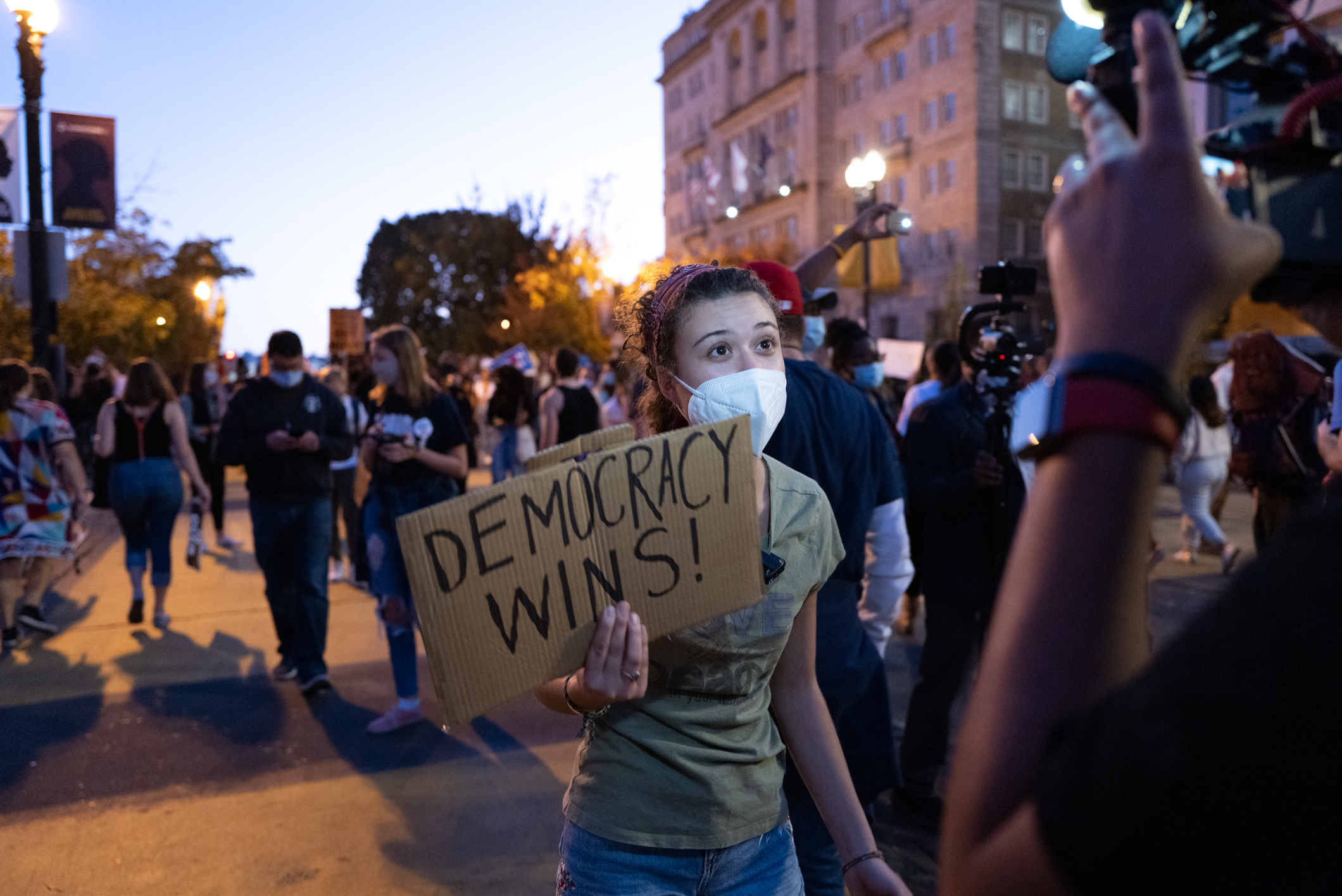 mia γυναικα κραταει πλακατ που λεει: «η δημοκρατια κερδισε»