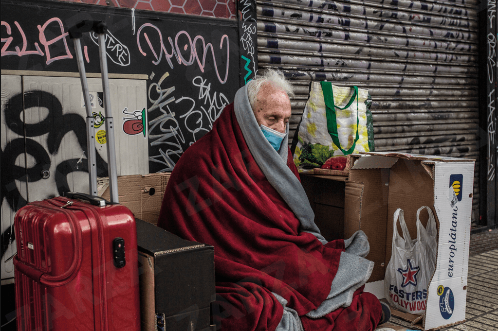 Con las calles vacías, muchas personas sin hogar no pueden obtener la limosna que cada día les ayudaba a sobrevivir.