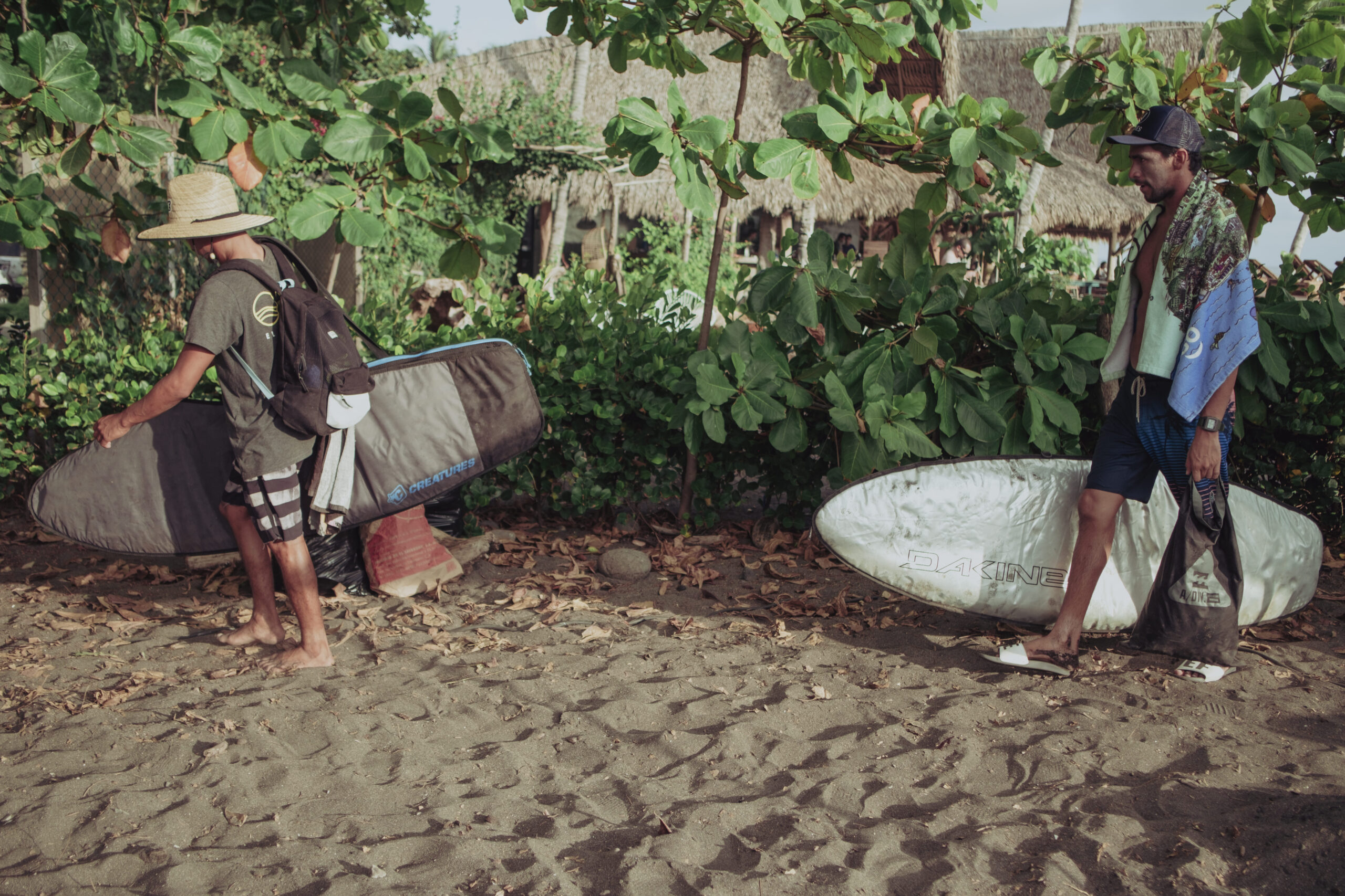 Bryan Pérez, derecha, se retira de la competición luego de terminar con su ronda en la playa Mizata en La Liberta, El Salvador. Foto: Carlos Barrera