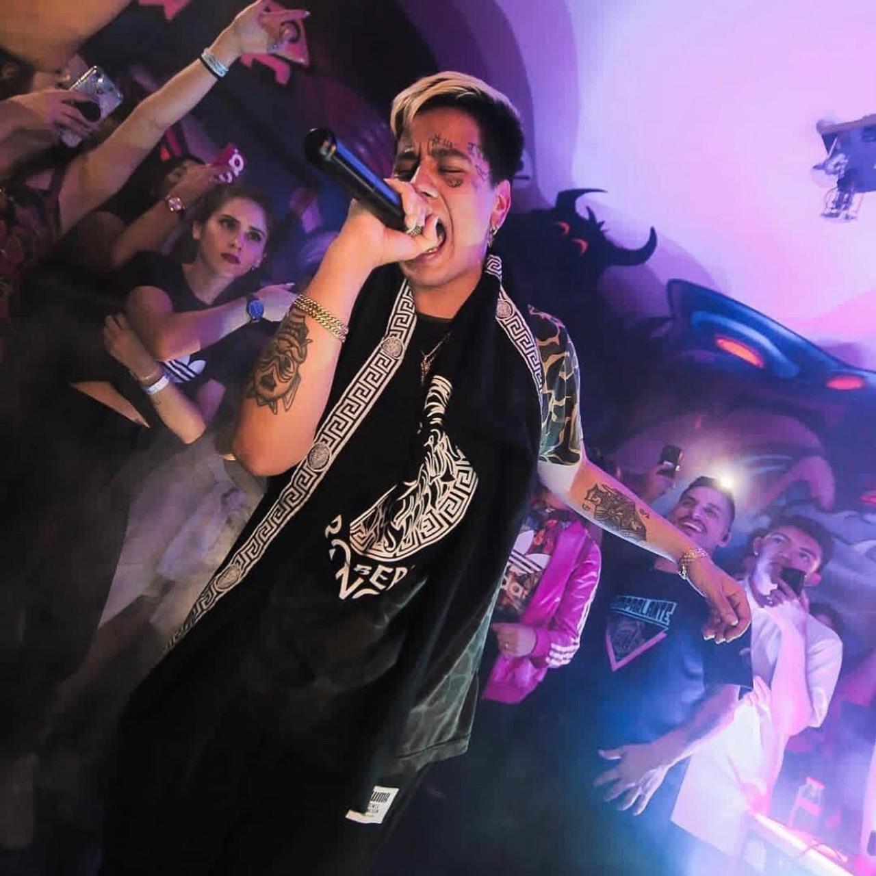 Duki vestido por Roberto Sánchez. Foto cedida por el artista