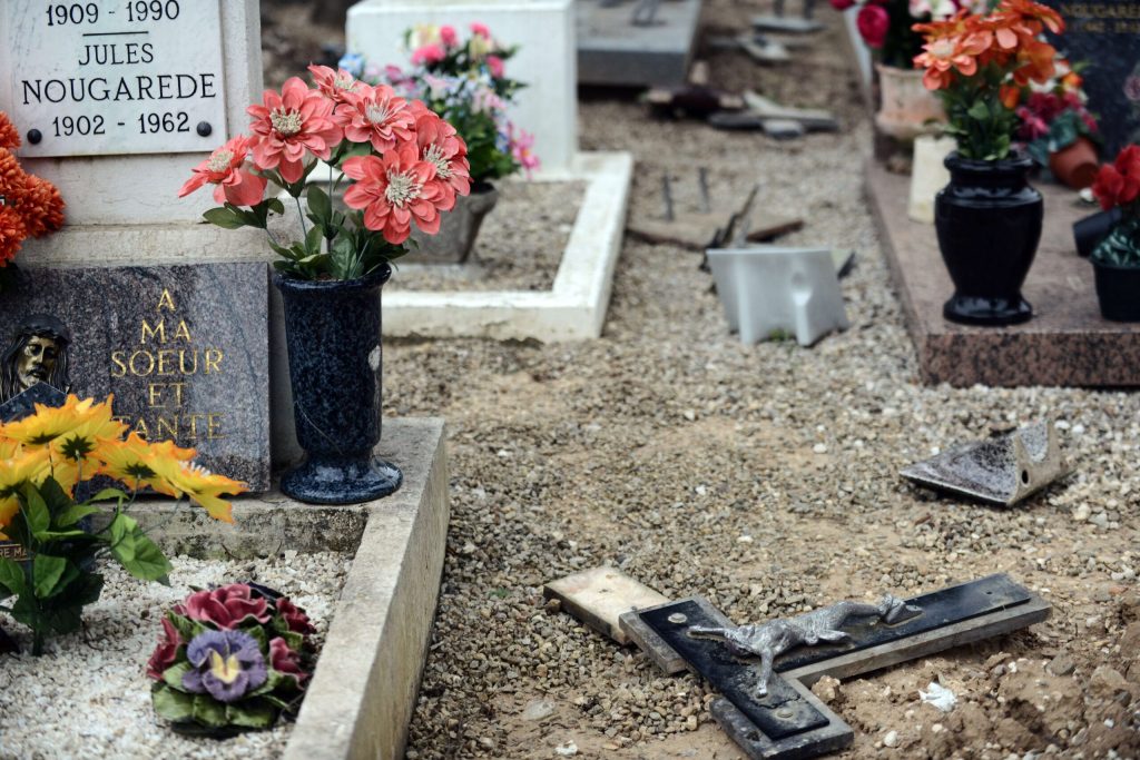 10 Anak SD di Solo rusak makam Kristen Cemoro Kembar, Diduga