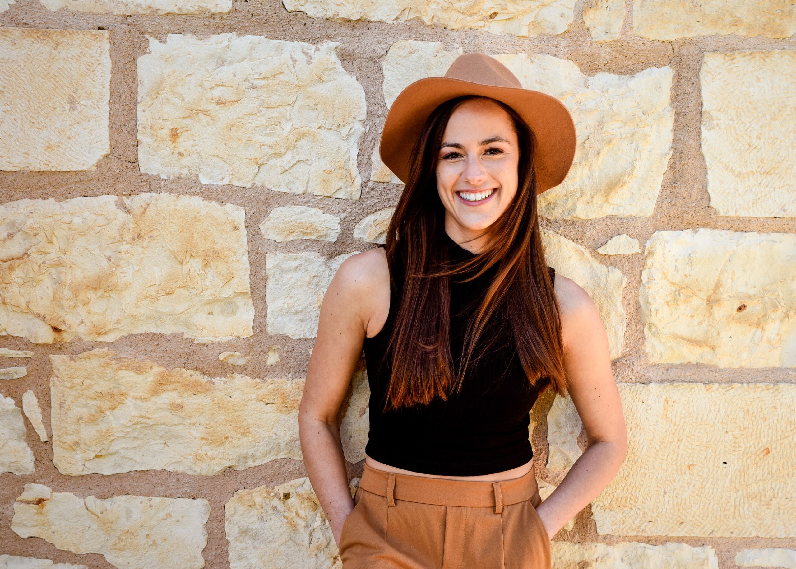 Princess Charming Irina steht an eine Wand gelehnt, sie sucht in der ersten lesbischen Datingshow eine Partnerin