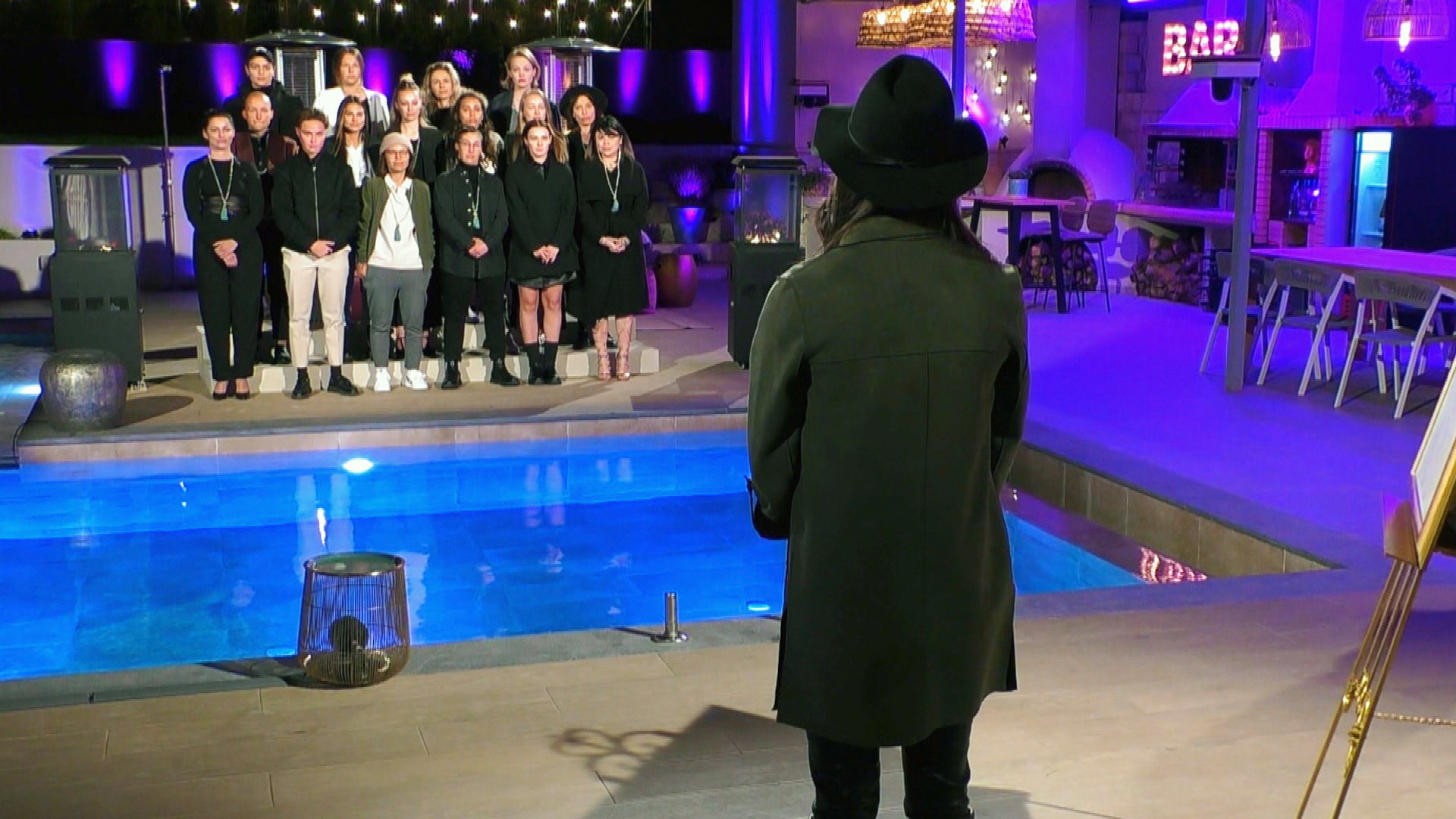 Princess Charming Irina sucht in der ersten lesbischen Datingshow eine Partnerin, ihr gegenüber stehen die rausgeputzen Kandidatinnen