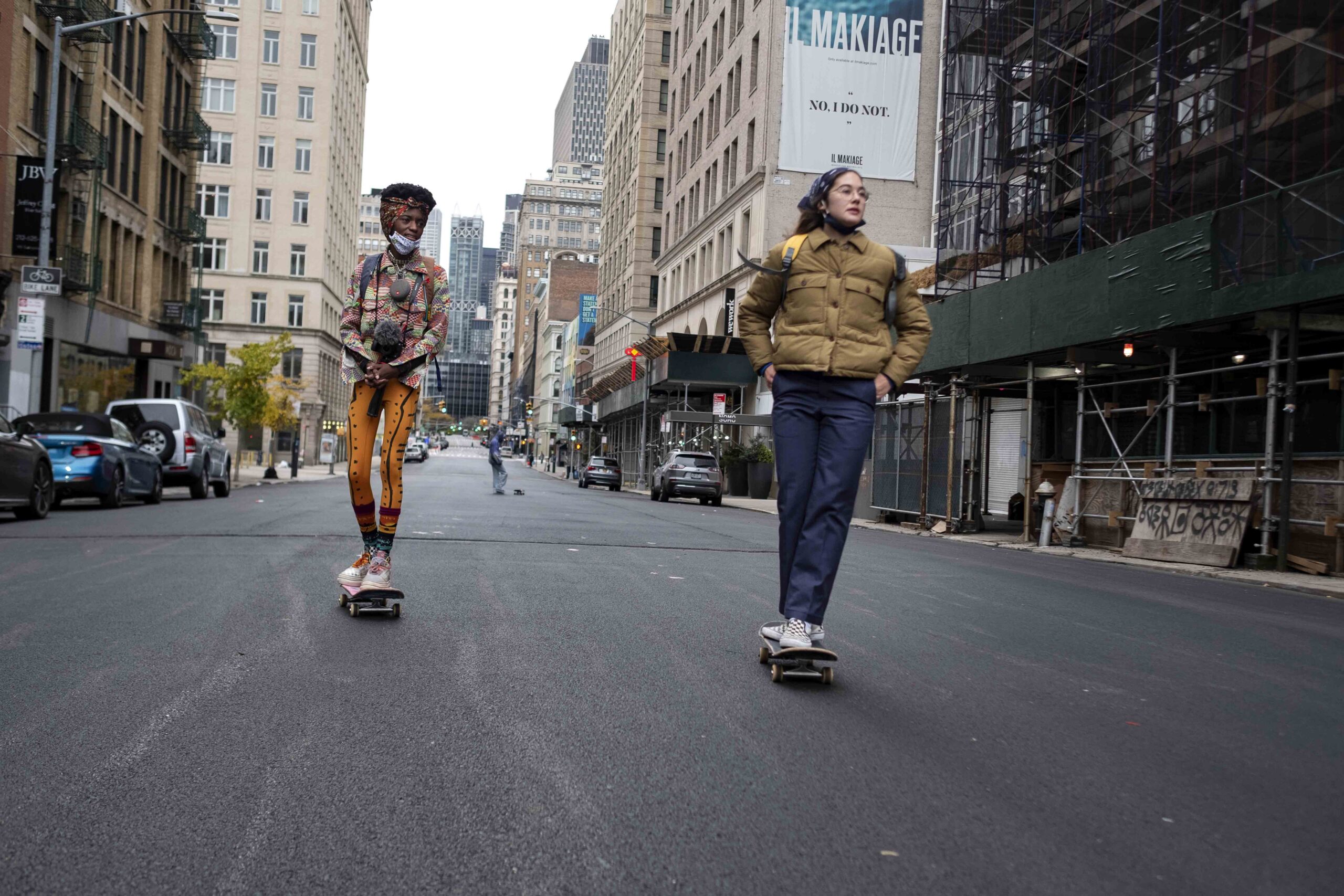 Rachelle Vinberg și Ajani Russell (Camille și Indigo) pe skate.