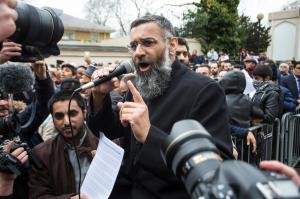 Preacher Anjem Choudary speaks to a crowd outside Regents Park Mosque in 2015. Photo: Jack Taylor / Alamy Stock Photo