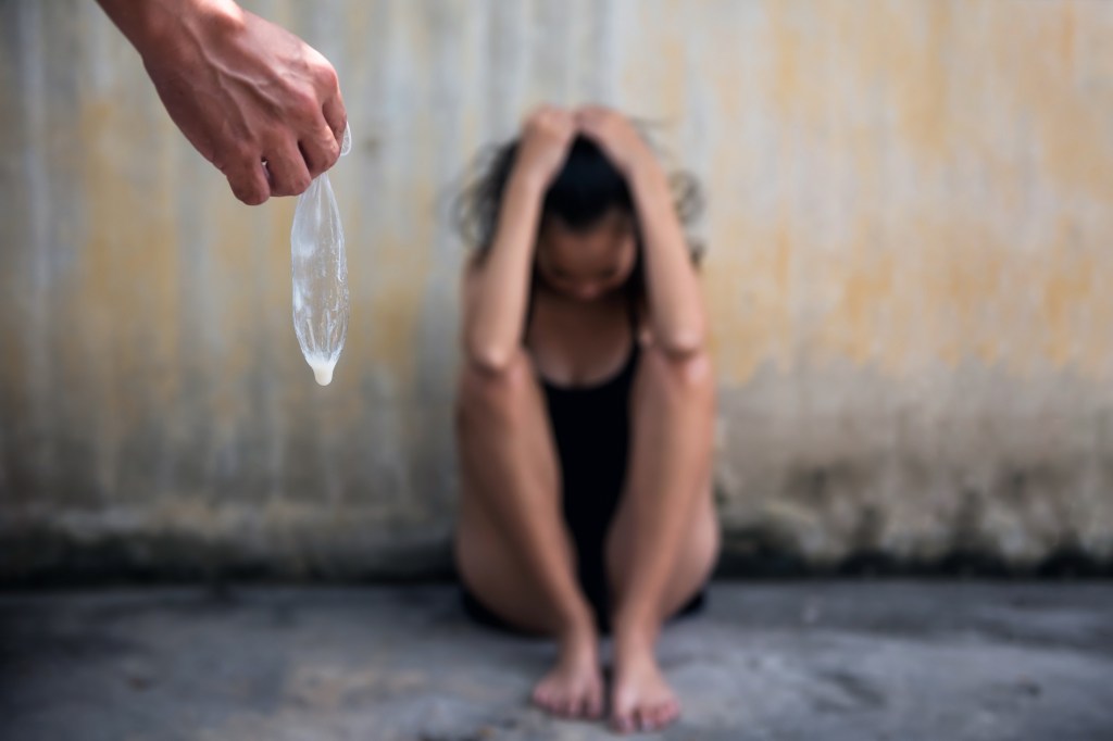 Foto ilustrasi perempuan dilempar sperma