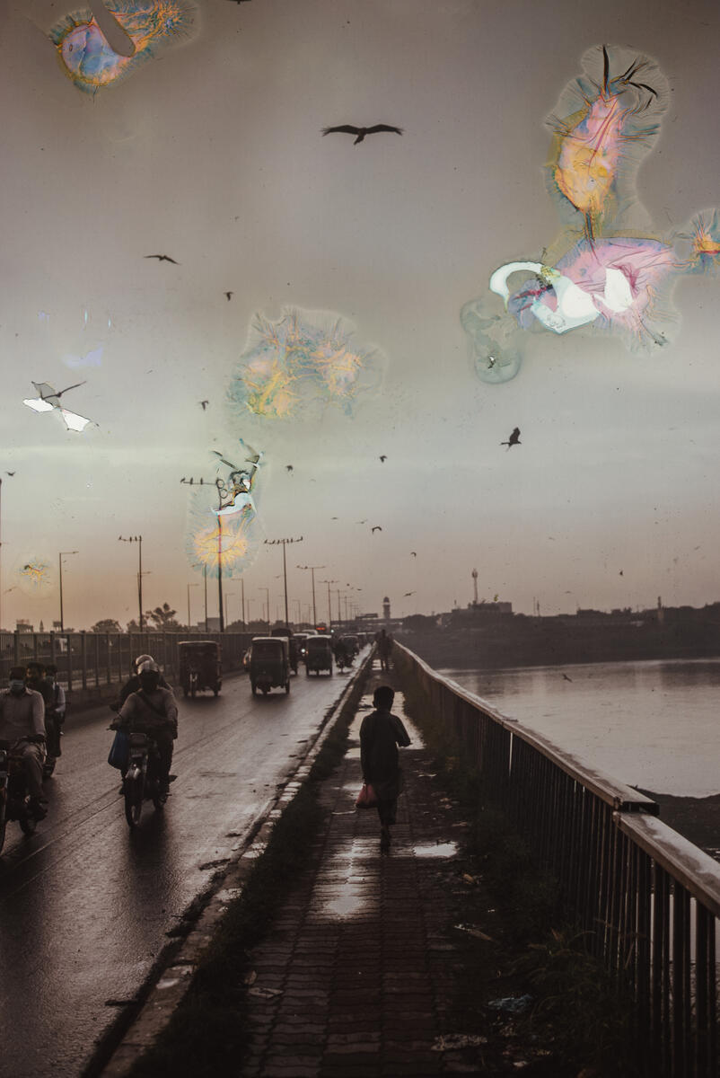 A child walks over a bridge in the smog in Lahore, Pakistan. Image: Nad É Ali / Save the Children
