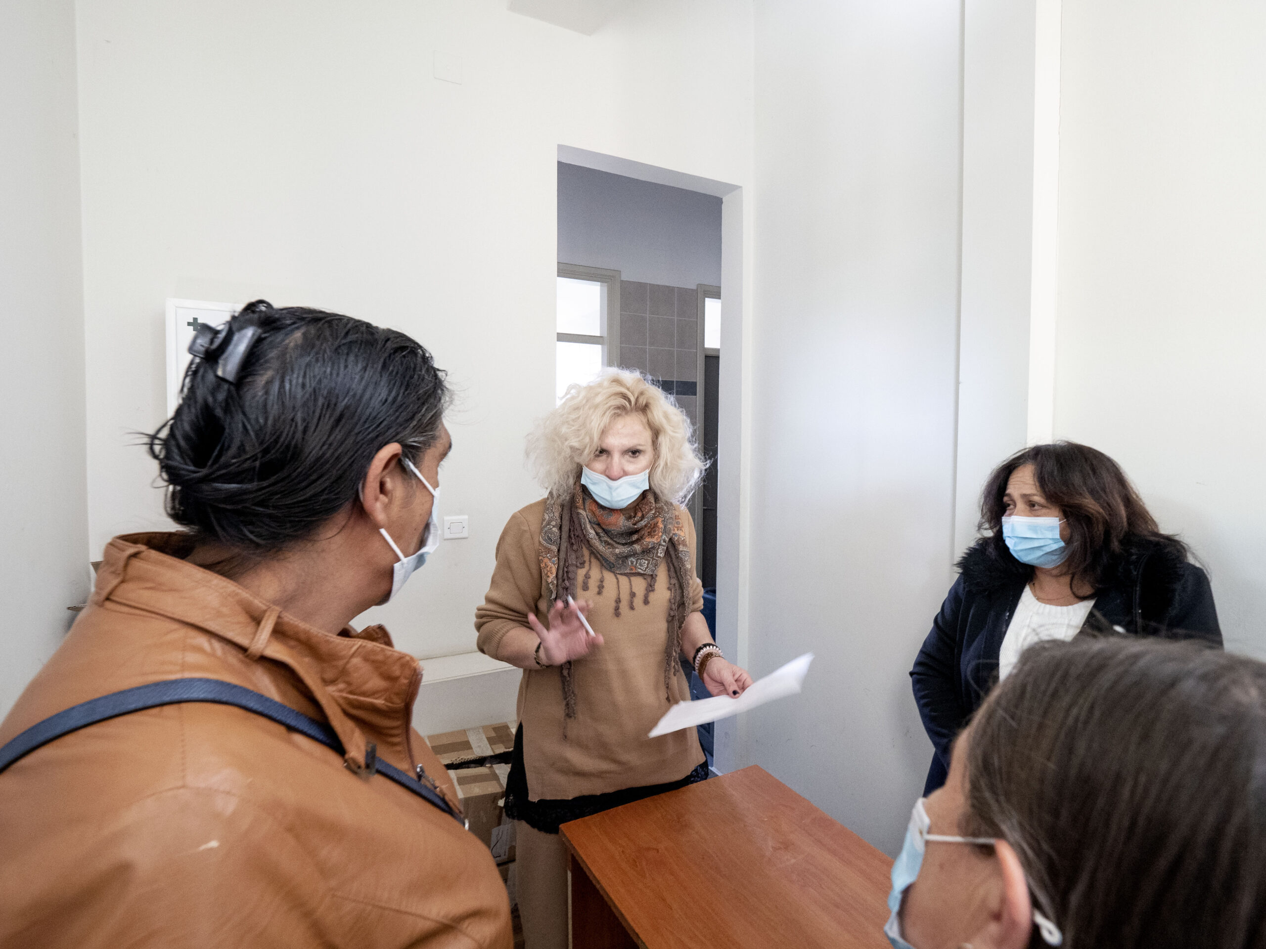 Η κ. Γεωργάκη οργανώνει τα επισκεπτήρια.jpg