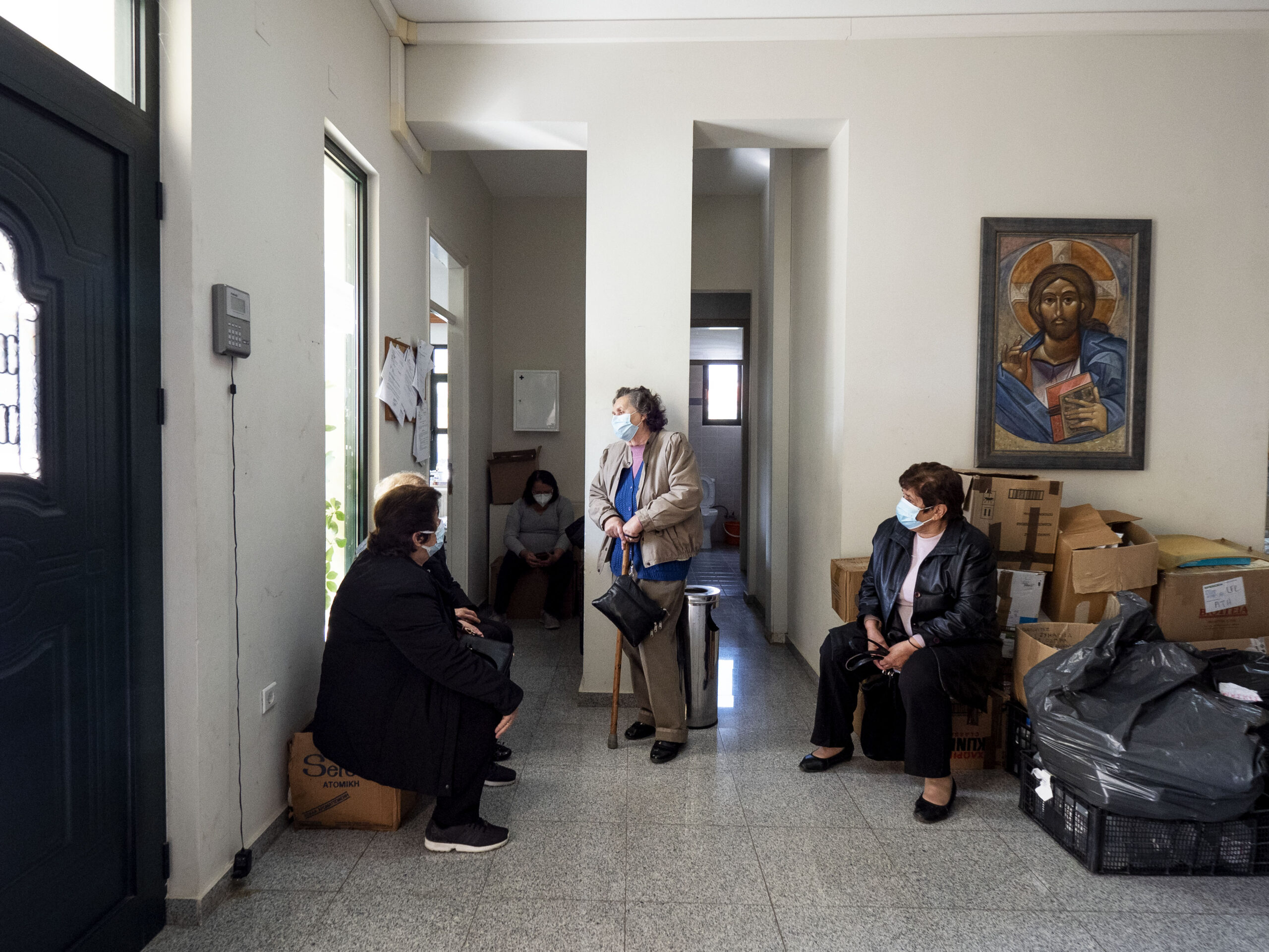 Κάτοικοι περιμένουν υπομονετικά για εξέταση.jpg