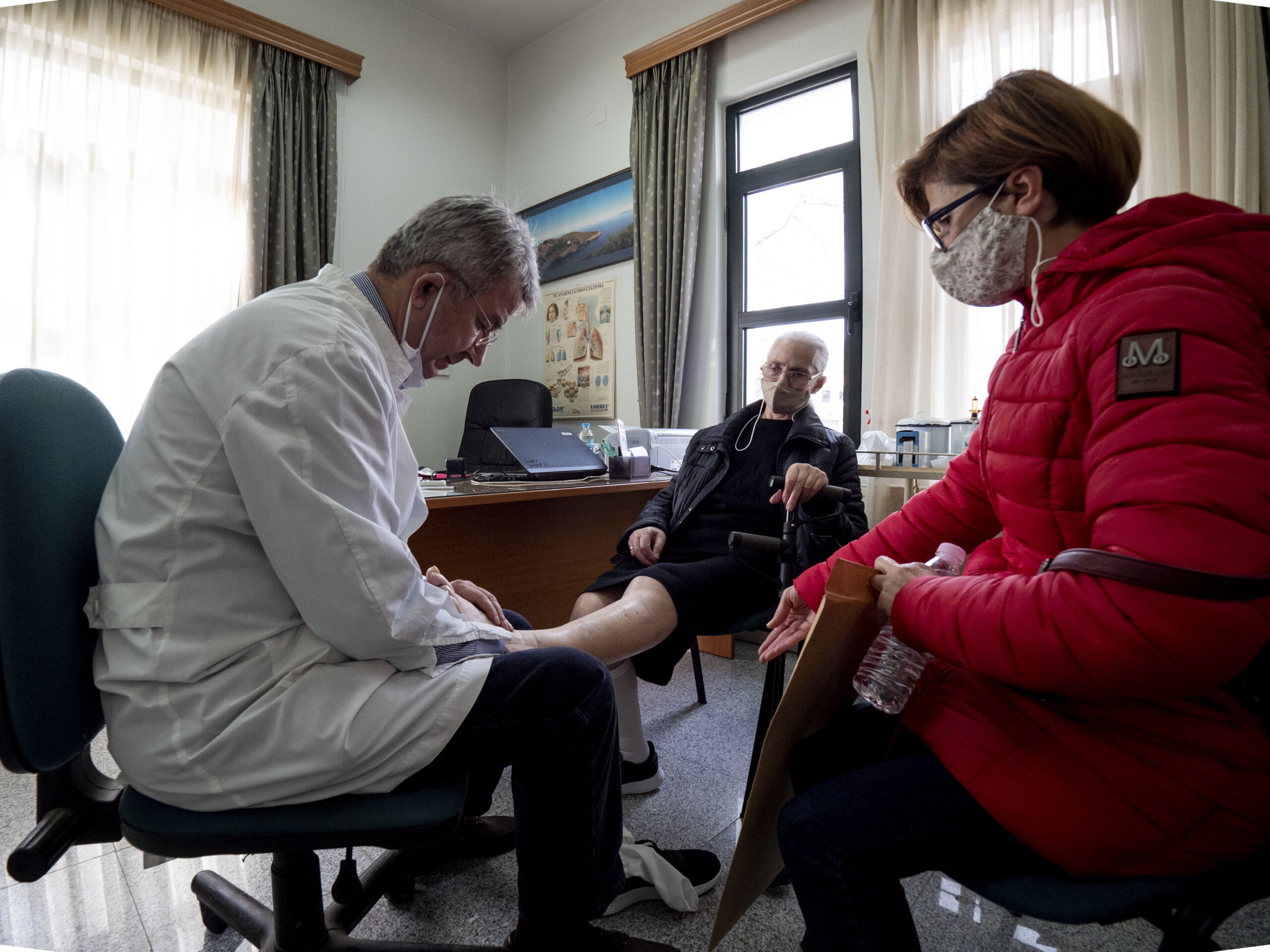 Ο αγγειοχειρουργός Νίκος Μπέσιας εξετάζει την κ. Μπολοβίνου..jpg