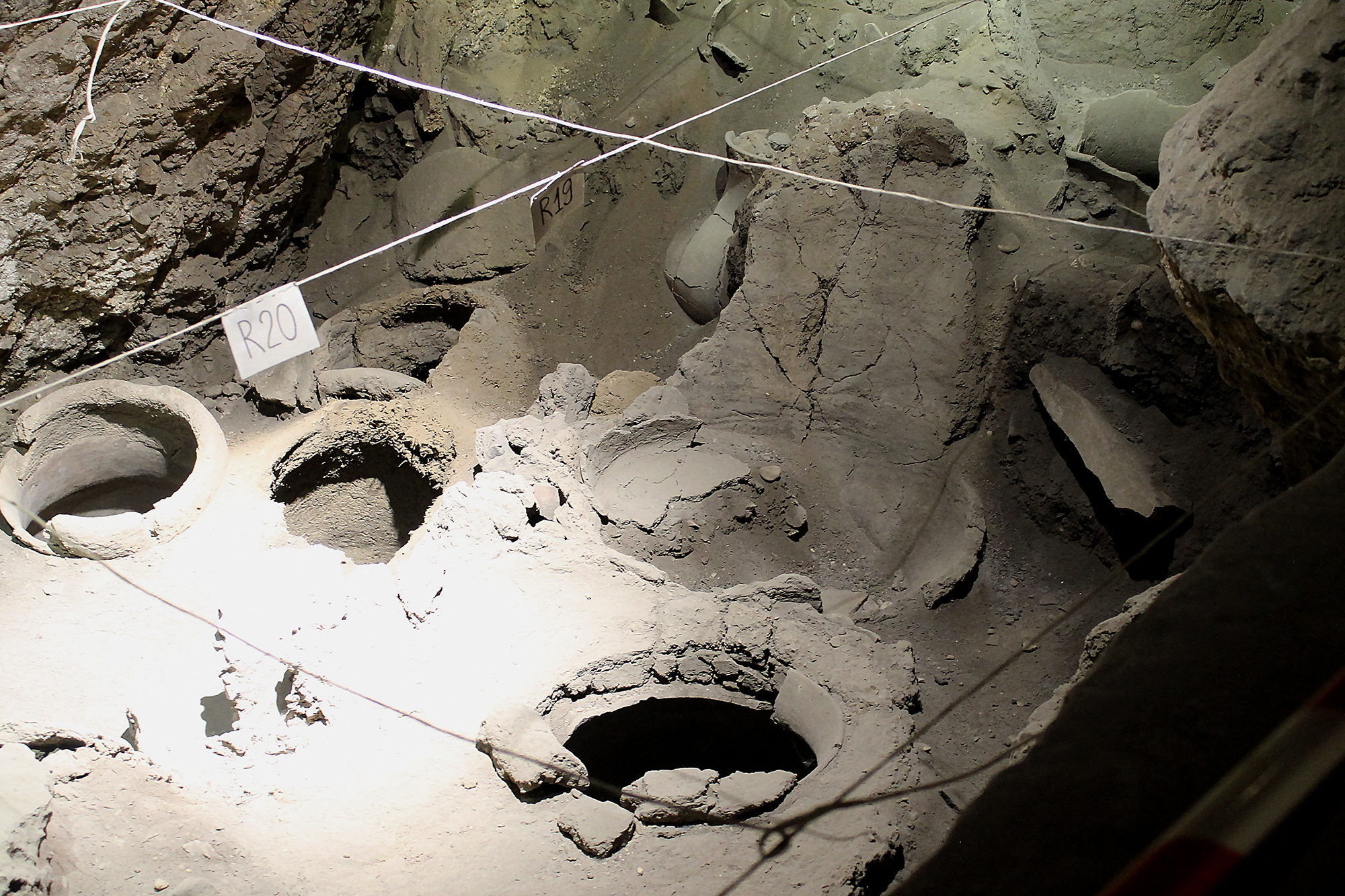 Scavi Vino Grotte di Areni.jpg