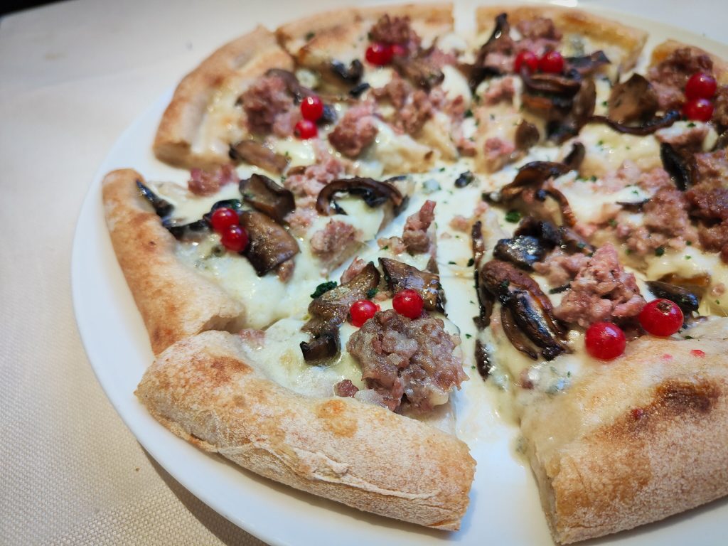 Il locale a Lecco nato in un bunker della ‘Ndrangheta dove si mangia una grande pizza