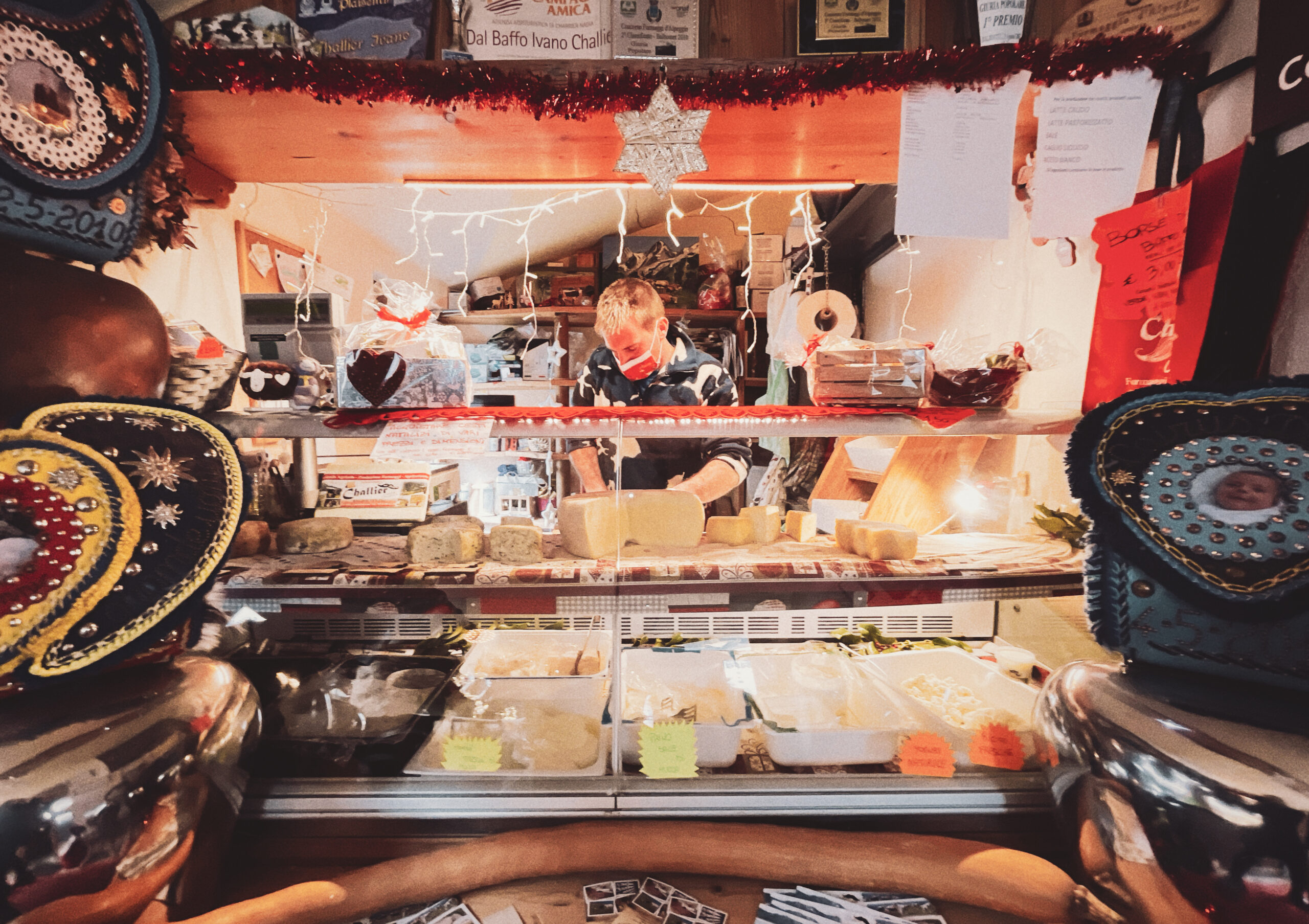 Alex Challier in negozio.jpg