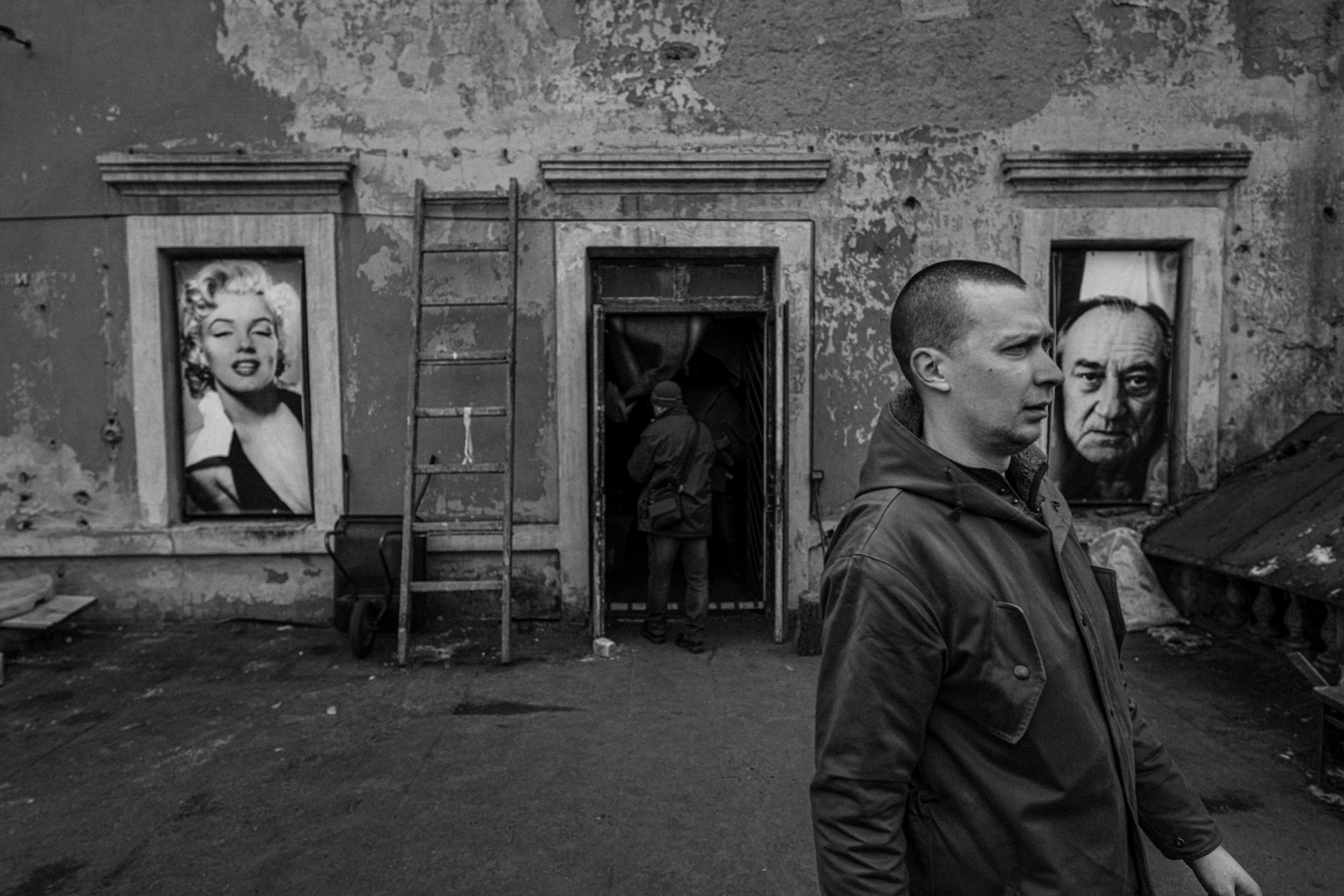 Lelaki berjalan di depan gedung.