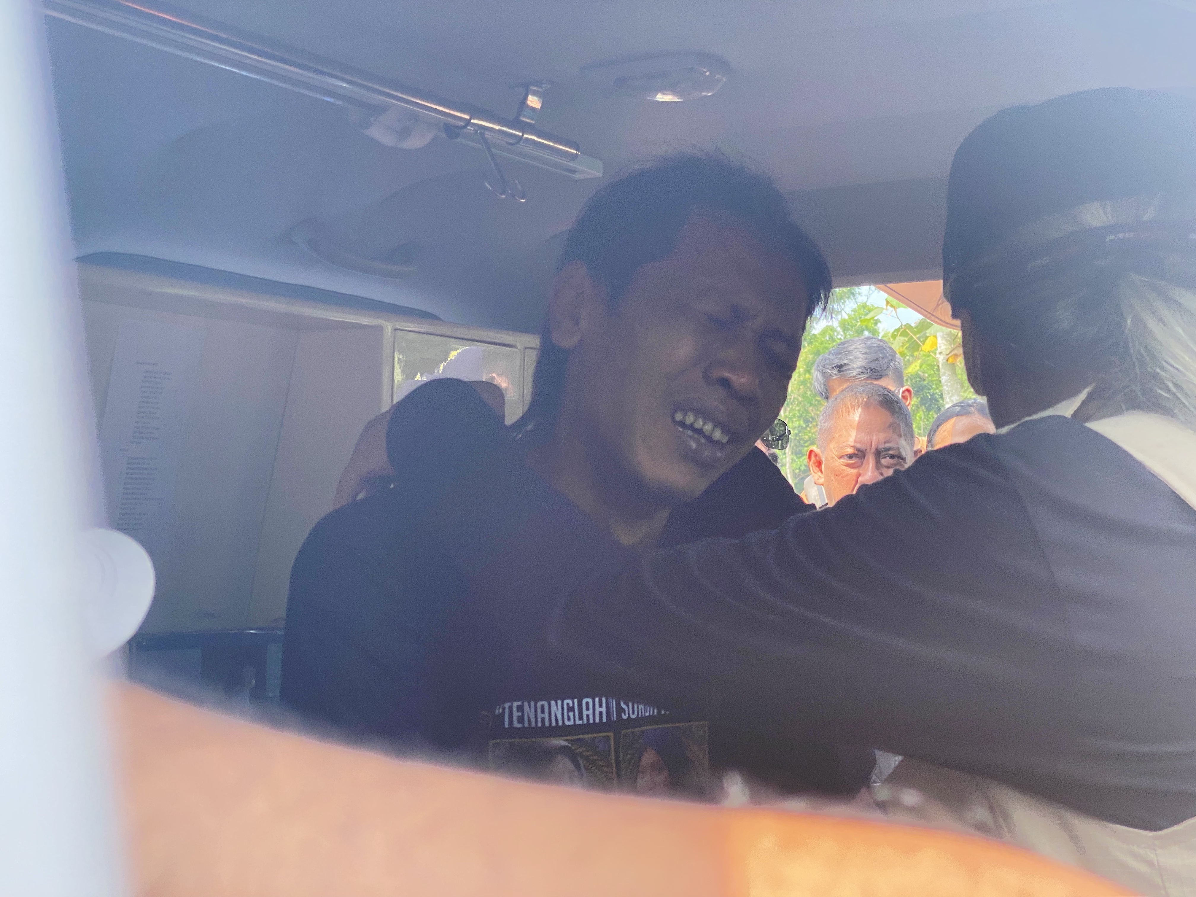 Devi Athok menangis histeris saat makam kedua putrinya dibongkar untuk keperluan autopsi.