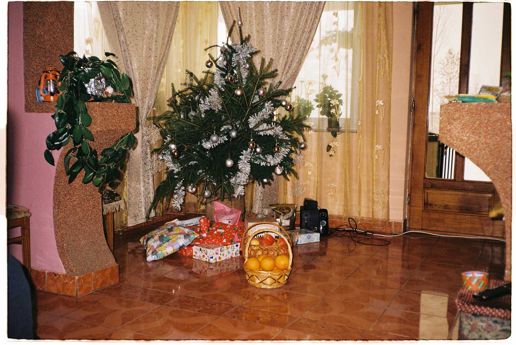 sat romania maramures colindat morti obicei craciun brad