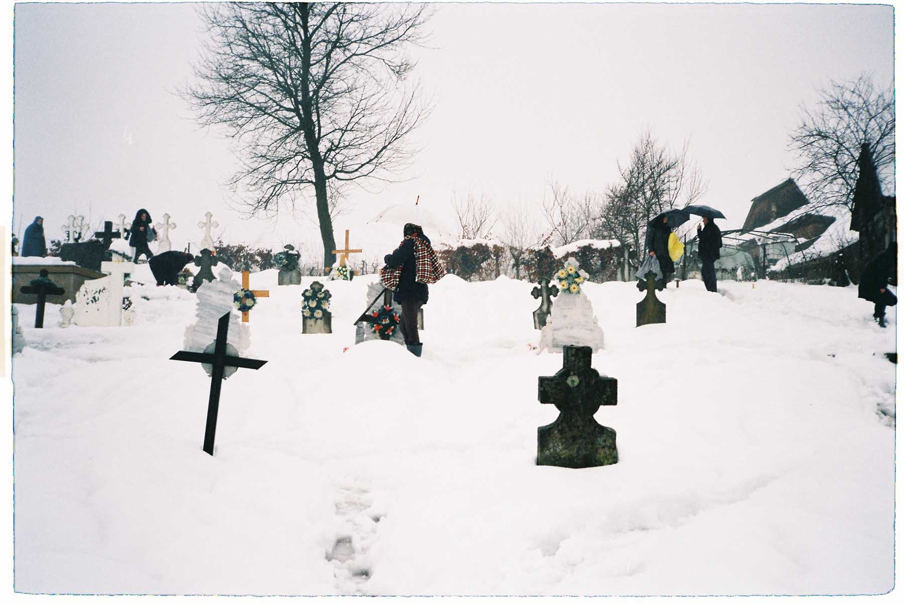 sat romania maramures colindat morti obicei craciun cimitir