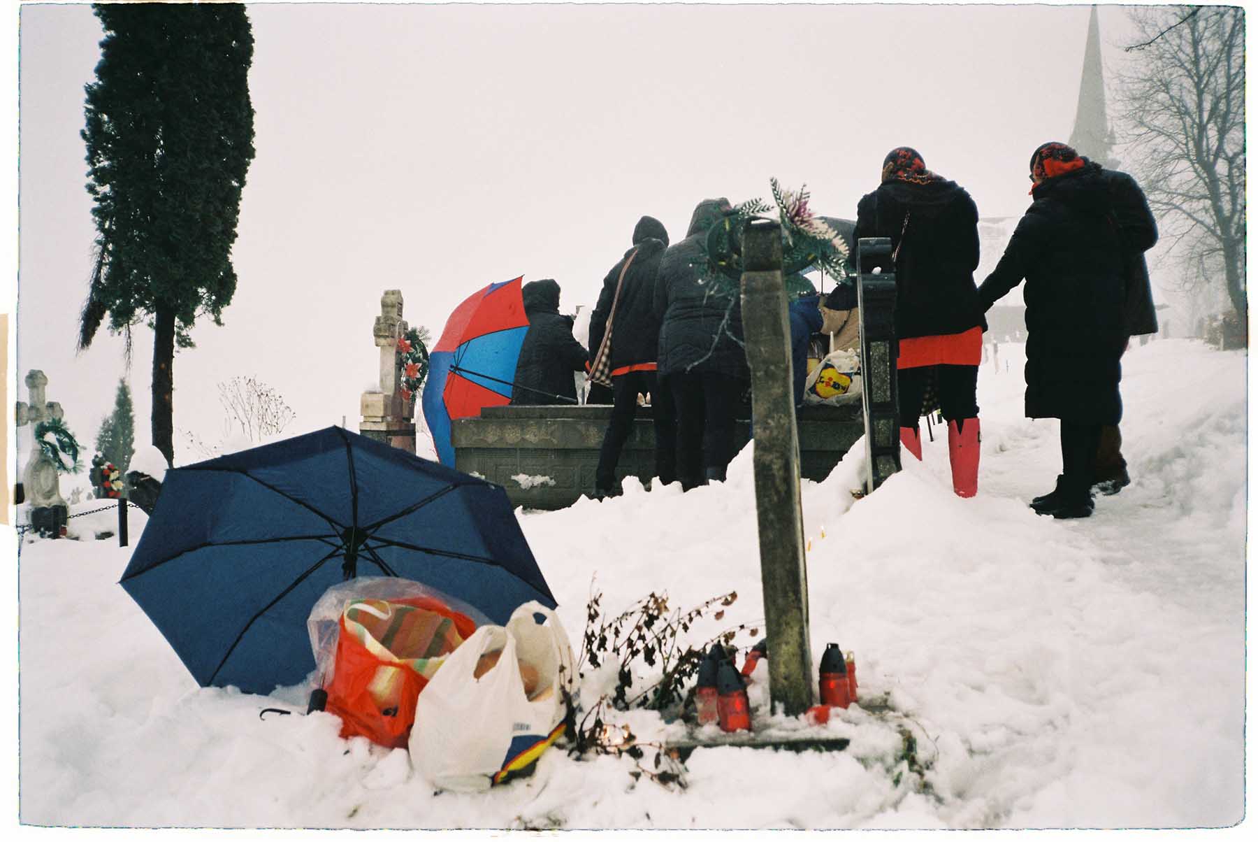 sat romania maramures colindat morti obicei craciun pachete umbrele cruci
