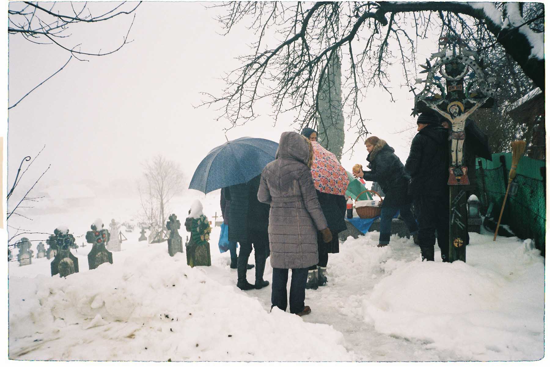 sat romania maramures colindat morti obicei craciun ritual