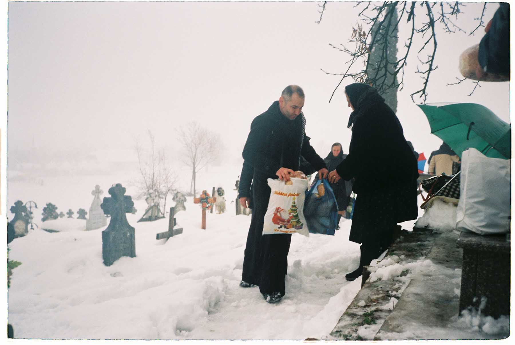 sat romania maramures colindat morti obicei craciun pachete