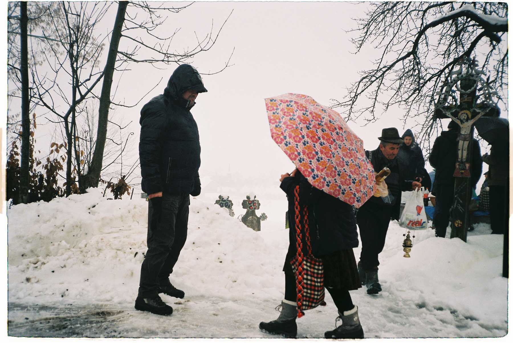 sat romania maramures colindat morti obicei craciun umbrela