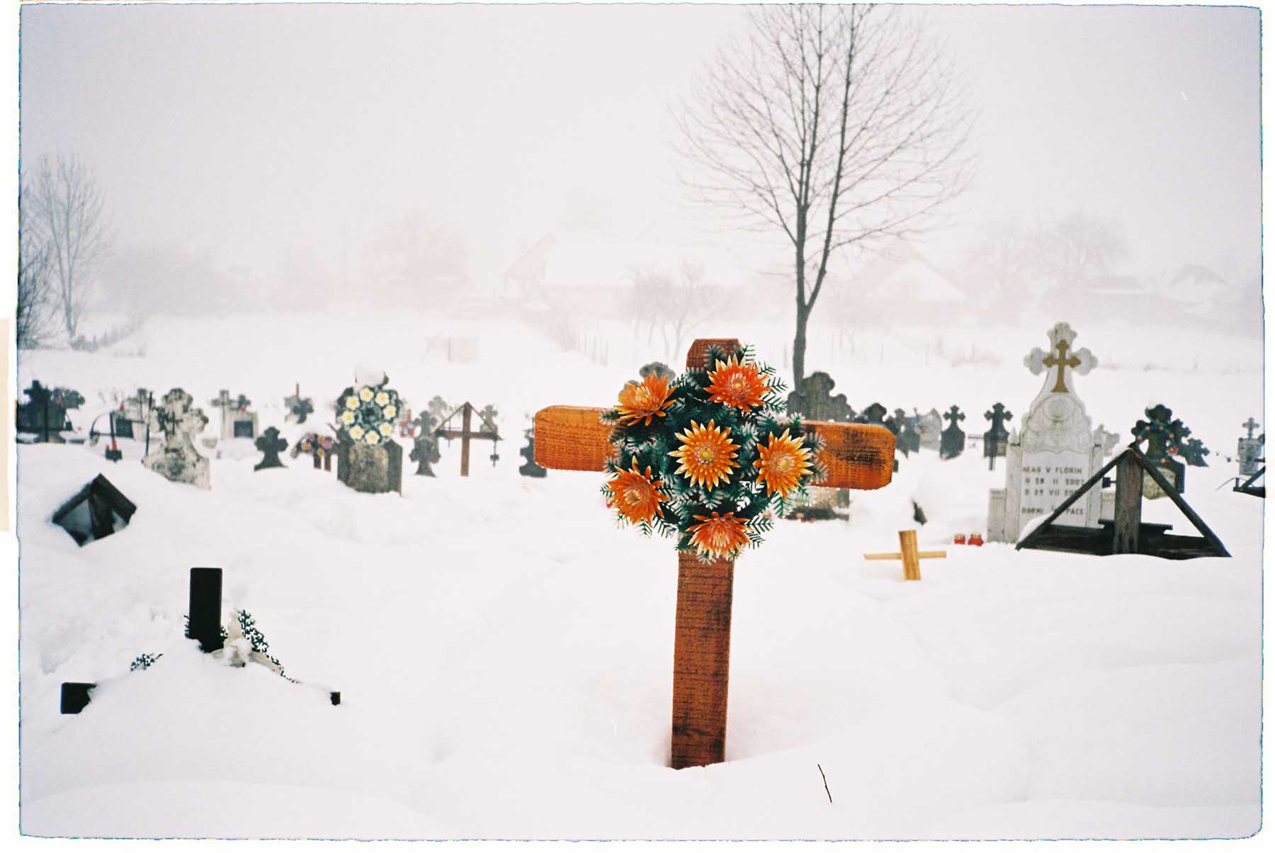 sat romania maramures colindat morti obicei craciun cruce