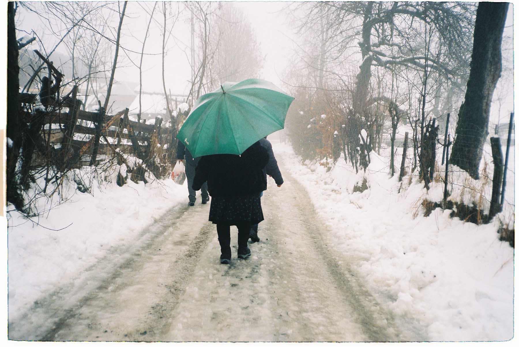 sat romania maramures colindat morti obicei craciun poteca