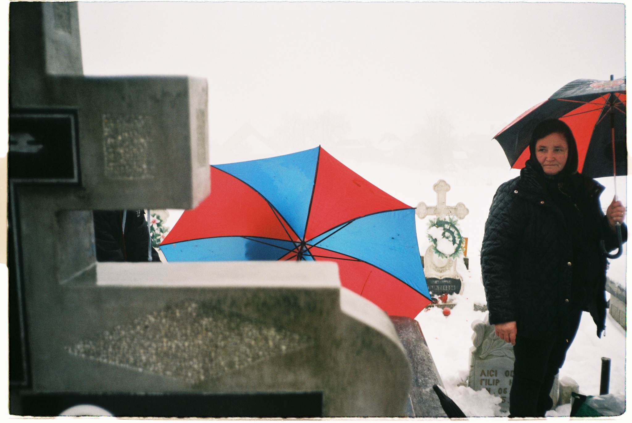 sat romania maramures colindat morti obicei craciun poteca cruce mormant